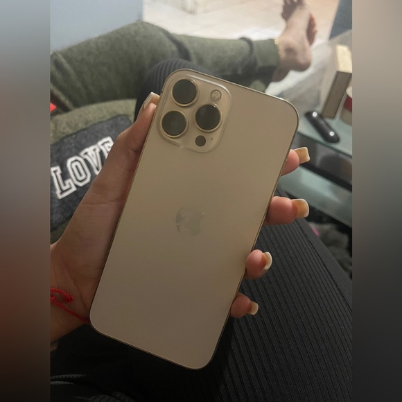 Iphone 13 pro max gold, unlocked. with 256GB and charger included - Picture 5 of 5